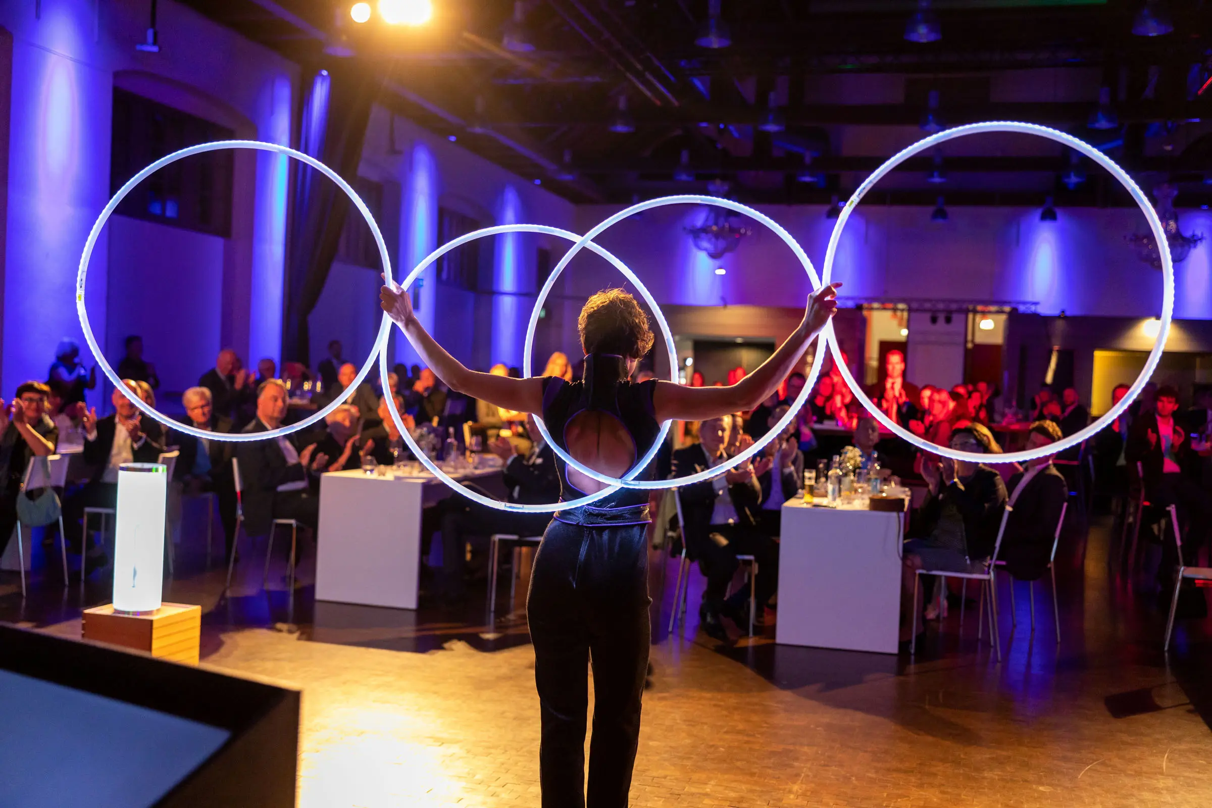 Lichtperformance vor Publikum bei einer Abendveranstaltung
