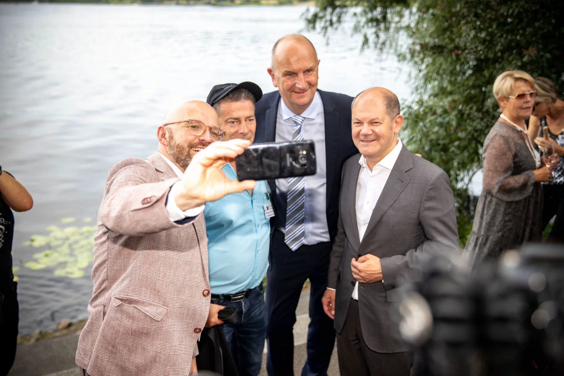 Olaf Scholz mit Gästen bei einer ungezwungenen Begegnung auf einem Sommerfest