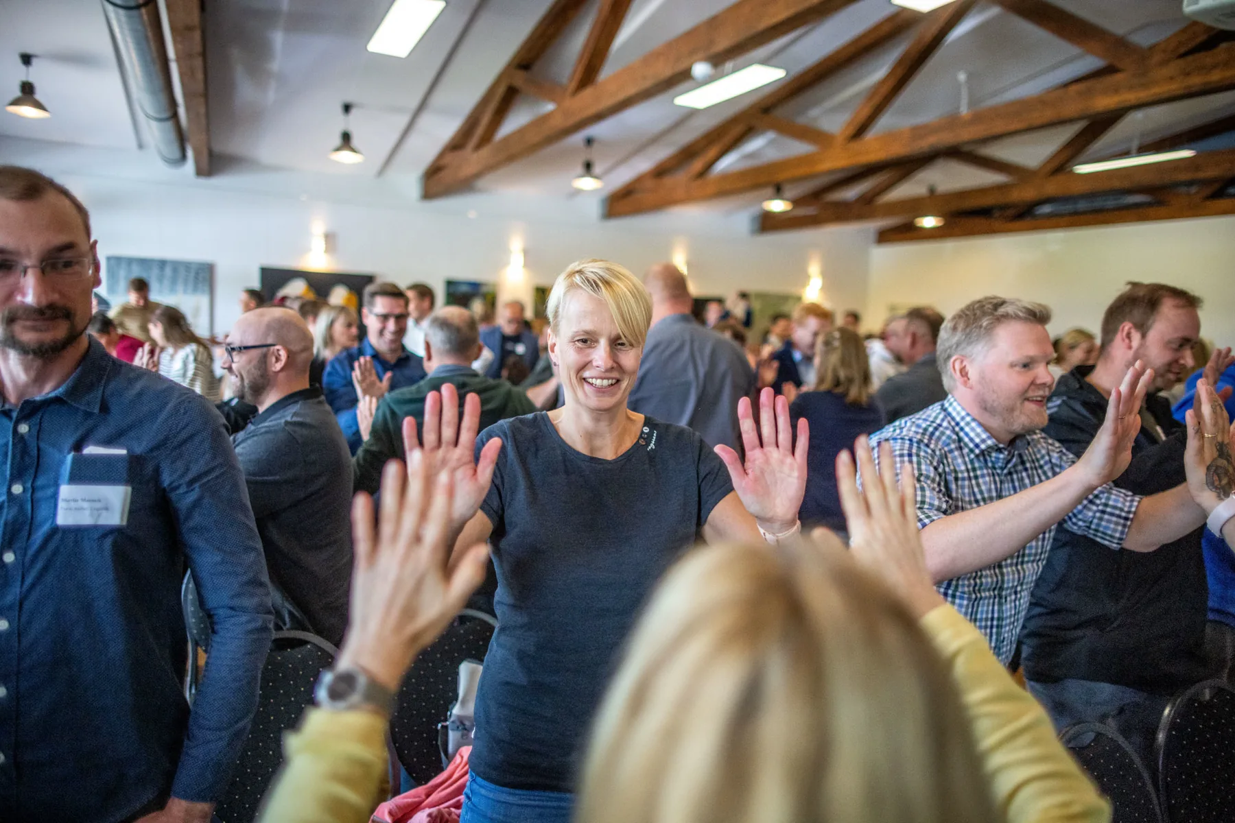 Teilnehmende begegnen sich bei einer interaktiven Übung während eines Workshops